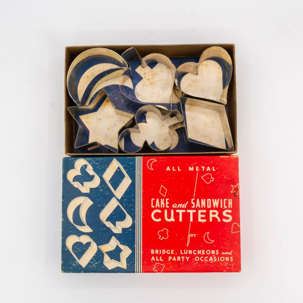 Vintage Kitchenware All Metal Sandwich Cutters Cookie Cutters In Original Box